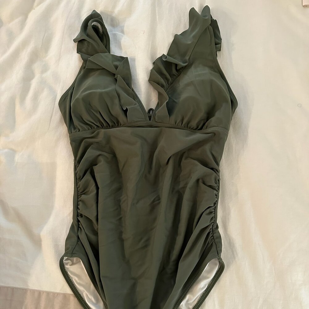 Sophisticated Green One-Piece Swimsuit with Sweetheart Neckline